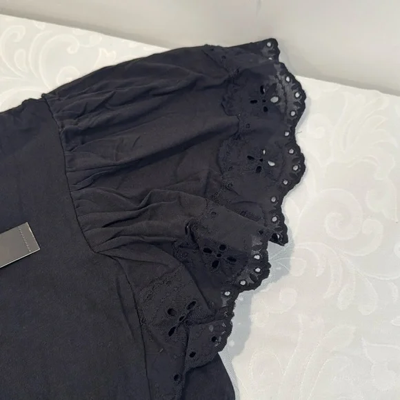 Tahari Eyelet Flutter Sleeve Top. Size S - Picture 7 of 11